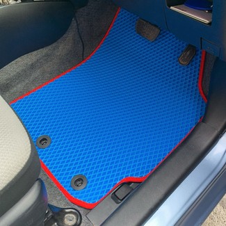 Коврики на Toyota Vitz III 2010 - 2020 в Новокузнецке