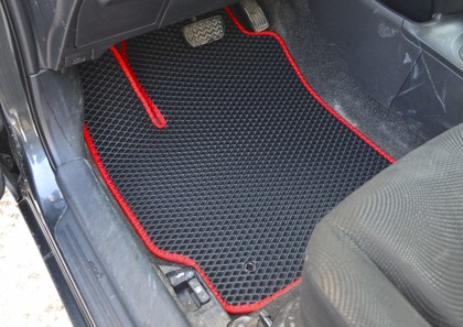 Коврики на Toyota Yaris II 2005 - 2011 в Новокузнецке