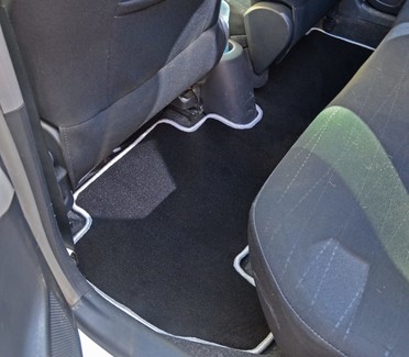 Коврики на Toyota Yaris II 2005 - 2011 в Новокузнецке