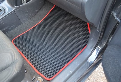 Коврики на Toyota Yaris II 2005 - 2011 в Новокузнецке